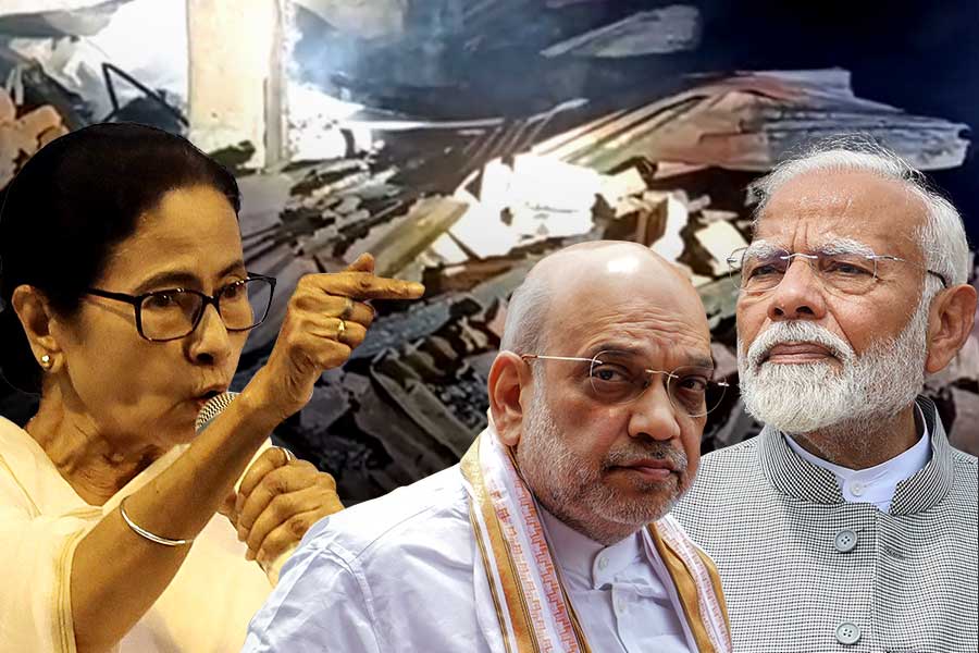 মুর্শিদাবাদ অশান্তির নেপথ্যে বাংলাদেশের ষড়যন্ত্র? শাহকে ‘কালিদাস’ তুলোধনা মমতার