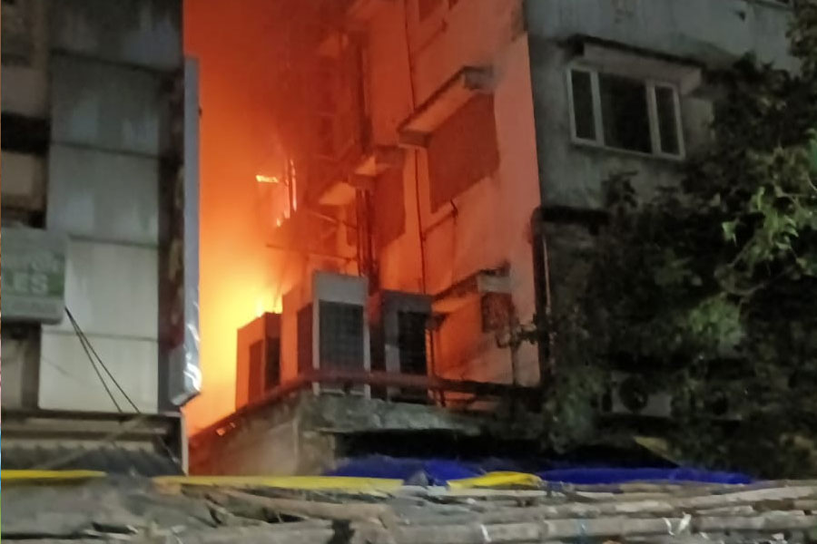 Massive fire breaks out in Machuabazar at North Kolkata