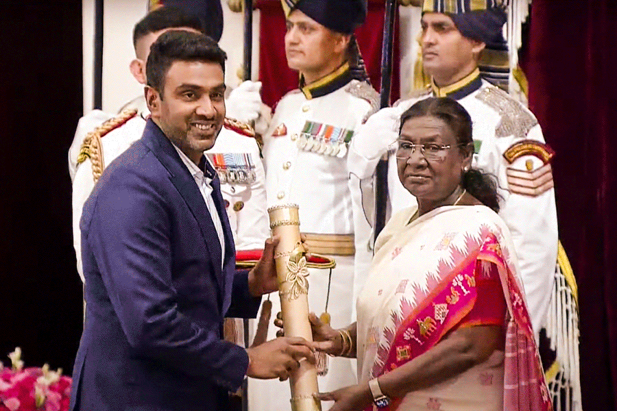 অশ্বিন থেকে শেখর কাপুর, রাষ্ট্রপতির হাত থেকে পদ্ম পুরস্কার গ্রহণ বাংলার শিল্পীদেরও, রইল ছবি