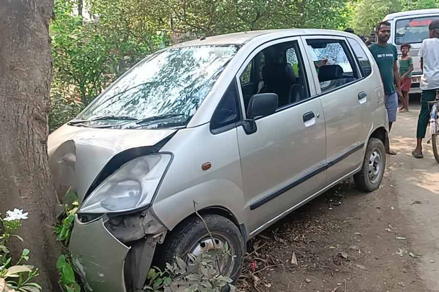 Drunk village police officer causes accident in Pandua.