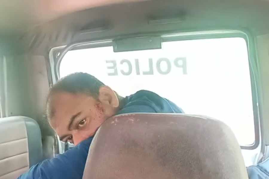 Drunk village police officer causes accident in Pandua.