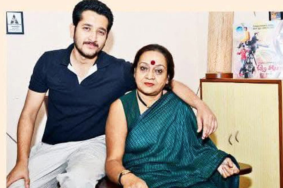 Parambrata Chatterjee's heartfelt post on Mother's death anniversary 