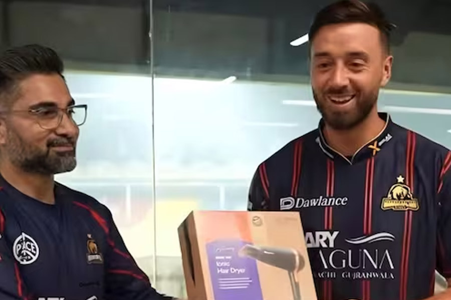 PSL cricketer gets hair dryer as prize of hitting century