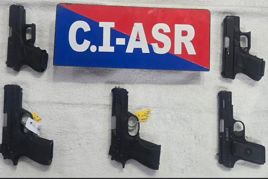 Punjab Police Arrest A man With 5 Pistols