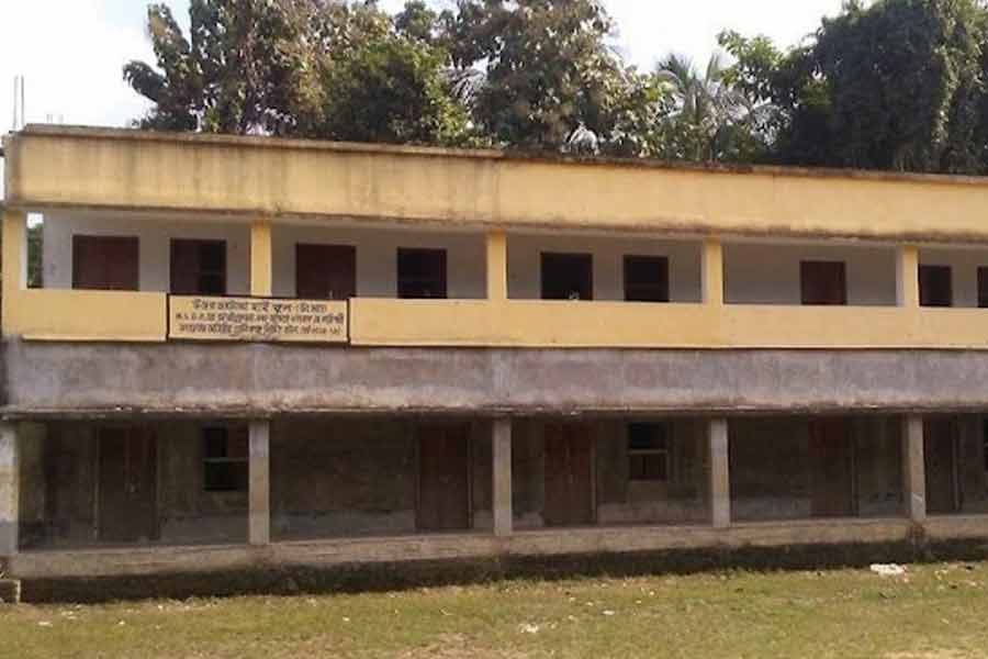 Acting principal unlocks school, class teacher holds bell in Uluberia's school