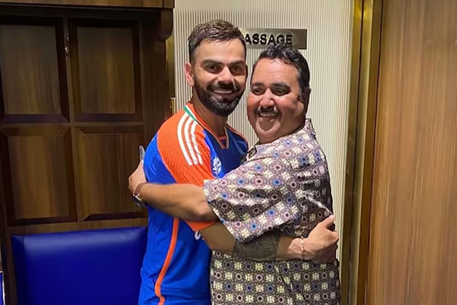 IPL 2025: Virat Kohli touched the feet of his childhood coach by winning the match against Bengaluru