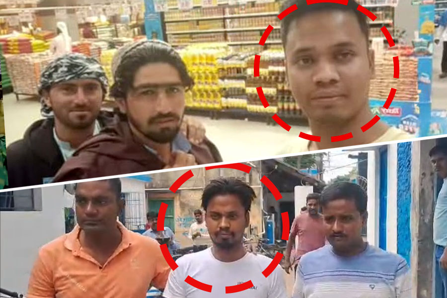 বন্দুক হাতে ‘পাকিস্তানি’দের সঙ্গে ছবি পোস্ট করে বেকায়দায় নদিয়ার যুবক