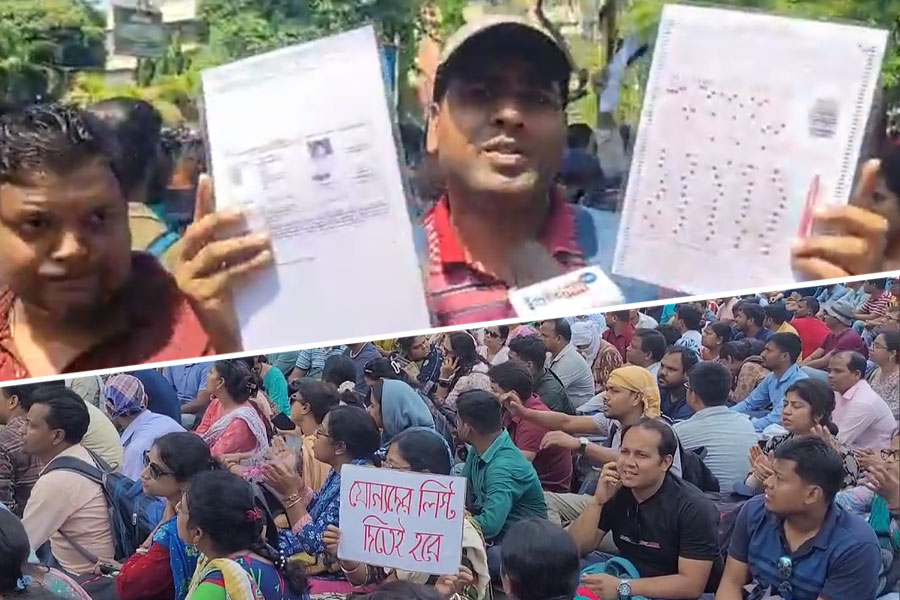 চাকরি ফেরানোর দাবিতে এসএসসি ভবনের সামনে প্রতিবাদের গর্জন