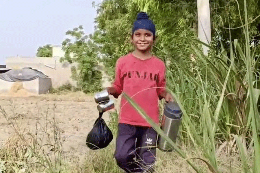 অপারেশন সিঁদুর আবহে জওয়ানদের পৌঁছে দিয়েছে খাবার, সাহসী খুদেকে বিশেষ সম্মান সেনার
