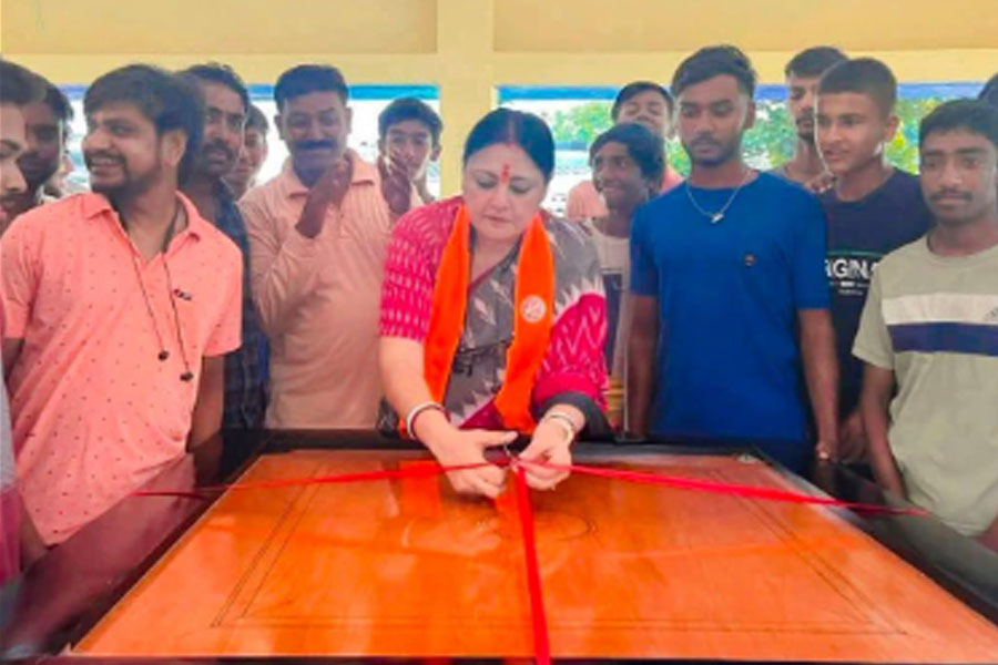 আসানসোলে ক্যারাম বোর্ডের উদ্বোধন অগ্নিমিত্রার, দেবাংশু লিখলেন, ‘এরপর লুডো?’