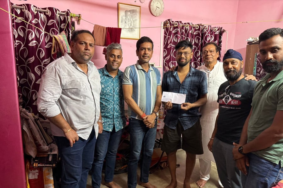 দুটো কিডনিই বিকল, মৃত্যুমুখে কালীঘাটের ক্রিকেটার, পাশে দাঁড়ালেন লক্ষ্মীরতন শুক্লা