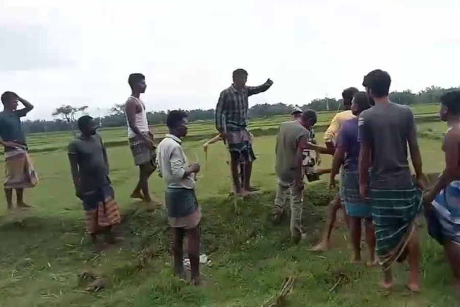 ‘মানসিক ভারসাম্যহীন’ যুবককে ঠেলে ভারতে ঢুকিয়ে দিল বাংলাদেশিরাই! তুমুল উত্তেজনা মেখলিগঞ্জে