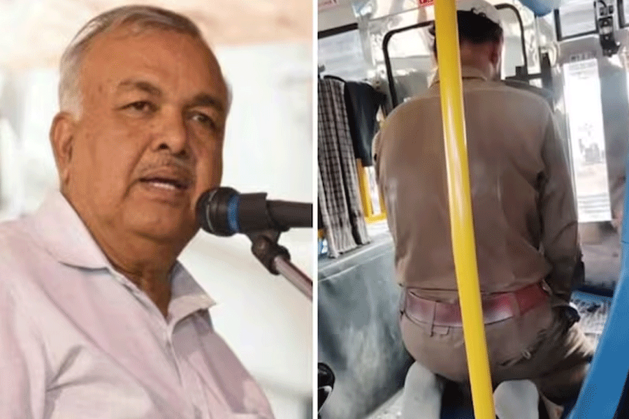 Karnataka state bus driver stopping bus in mid route to offer namaz