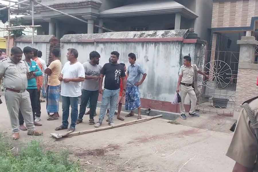 মেমারিতে জোড়া খুন! রাস্তায় পড়ে প্রৌঢ় দম্পতির দেহ, ঘর থেকে রাস্তা অবধি রক্তের দাগ