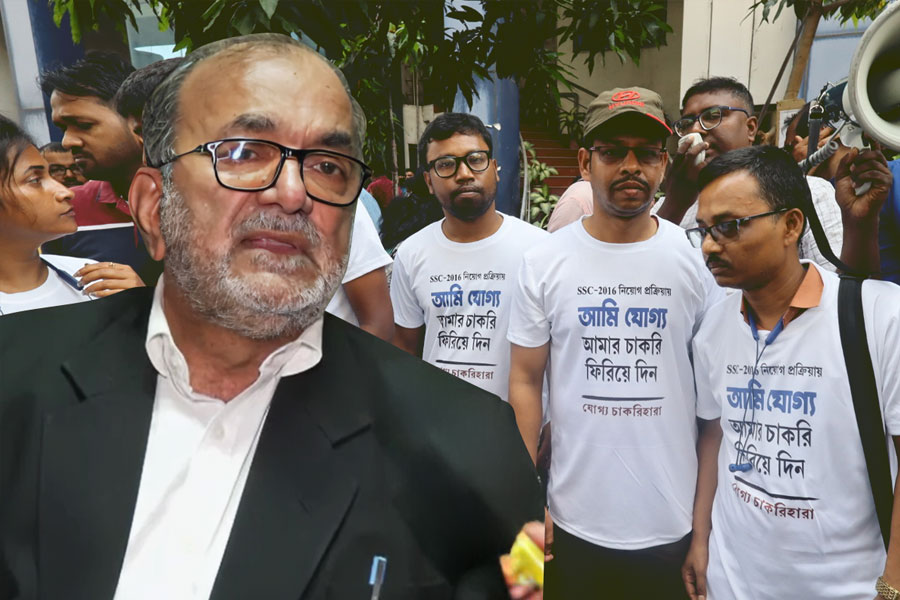 ফের পরীক্ষা ছাড়াই চাকরিতে বহাল থাকা সম্ভব? জানতে বিকাশরঞ্জনের বাড়িতে চাকরিহারারা