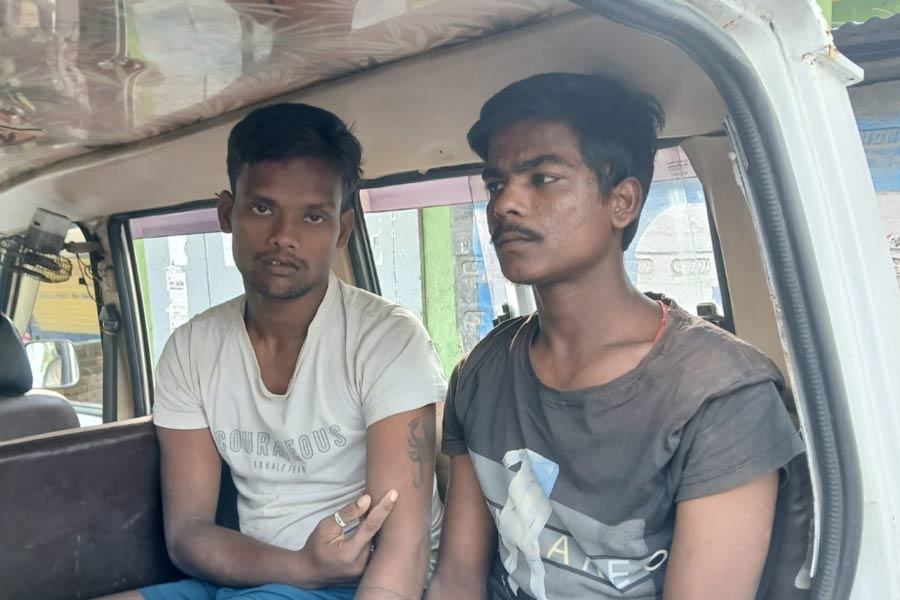 ফিল্মি কায়দায় ১৬ কিমি ‘চেজ’ পুলিশের! চোরাই স্কুটি চড়ে লুটপাট, গ্রেপ্তার মাদকাসক্ত ২ ভাই