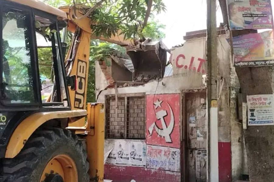 রেলের জায়গায় ‘অবৈধ’ পার্টি অফিস! পূর্বস্থলীতে বুলডোজারে ভাঙল DYFI, CITU কার্যালয়