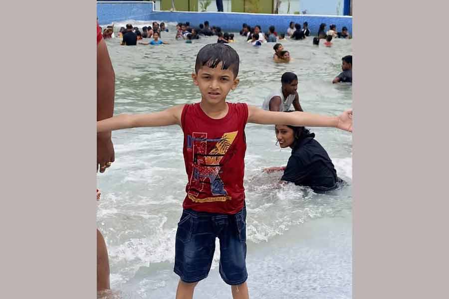 ফুটবলের নেশাই কাল! খেলতে খেলতে গোলপোস্ট ভেঙে চাকদহে প্রাণ গেল শিশুর