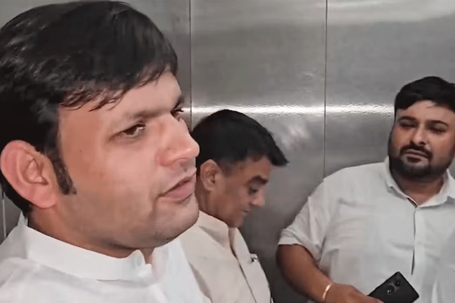 আচমকা স্তব্ধ গতি, সচিবালয়ের লিফটে আটকে পড়লেন মন্ত্রীমশাই, তারপর…