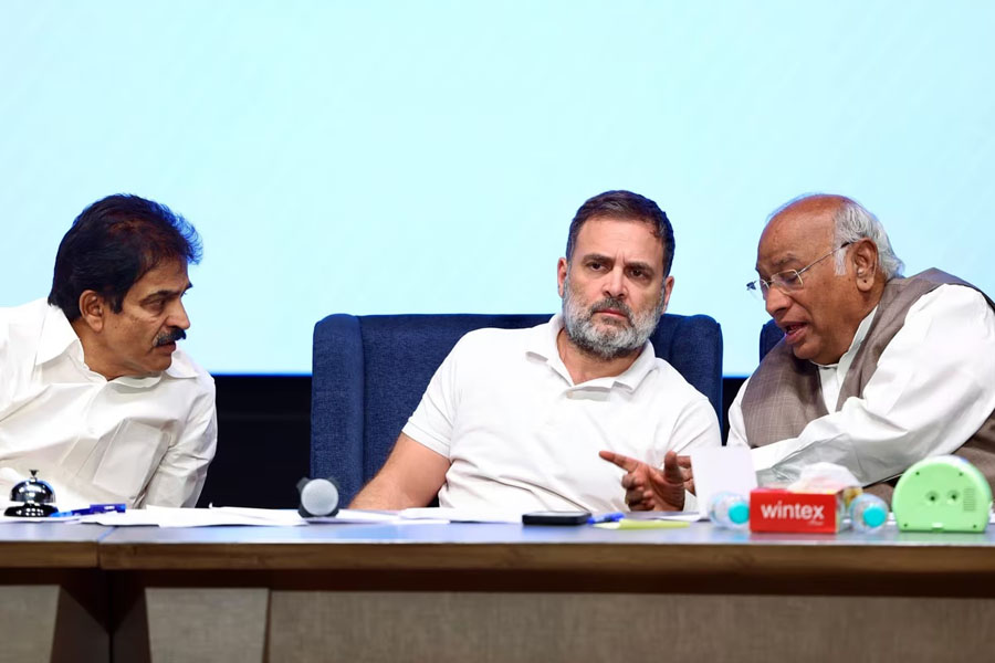 ‘স্বৈরাচারী’ বিলে আলোচনা নয়, মুখ্যমন্ত্রী-প্রধানমন্ত্রীদের ‘গদি কাড়া’ বিলের সংসদীয় কমিটিতে নেই কংগ্রেসও!