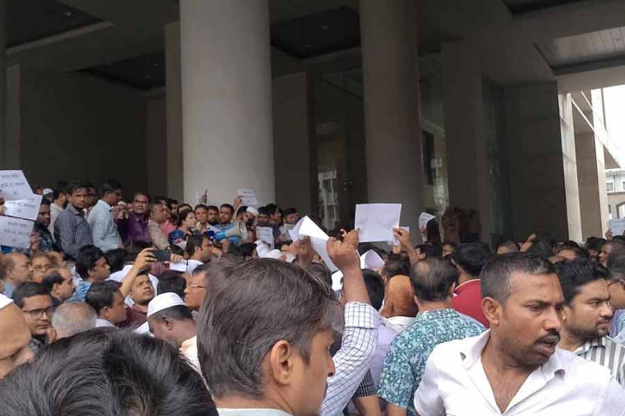 আন্দোলনে উত্তাল ঢাকার সচিবালয়, কর্মবিরতিতে প্রাথমিকের শিক্ষকরা, পথে সরকারি কর্মচারীরাও!