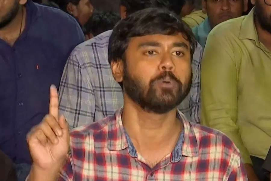 ‘অন্যায়ভাবে’ মালদহে বদলি! আইনি পদক্ষেপের হুঁশিয়ারি আর জি কর আন্দোলনের মুখ দেবাশিসের
