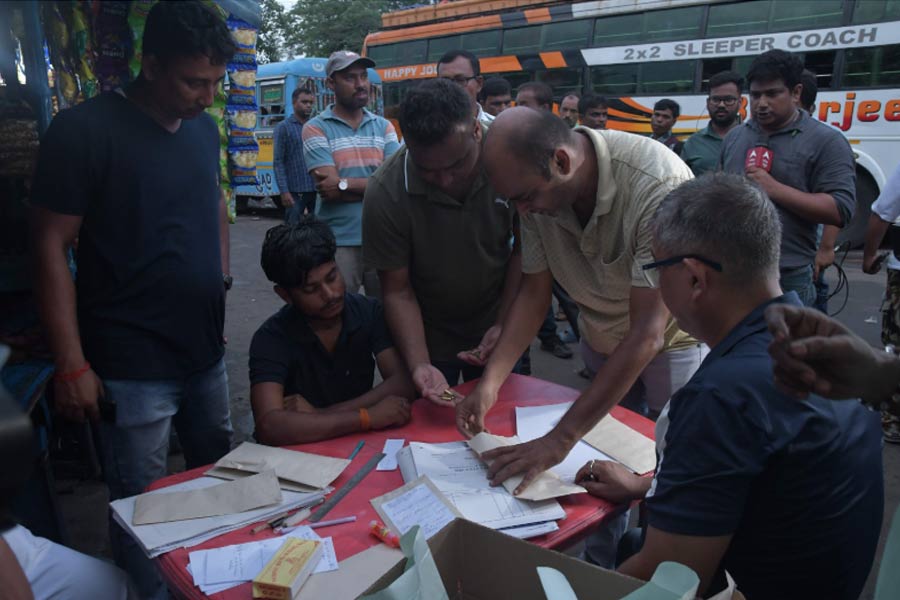 ব্যাগে জামাকাপড়ের ভিতর থরে থরে সাজানো কার্তুজ! ধর্মতলা বাসস্ট্যান্ড থেকে ধৃত ১