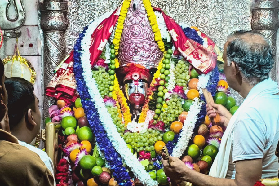 ফলের মুকুট-মালায় সেজেছেন মা তারা, ফলহারিণী অমাবস্যায় রাতভর ভক্তদের ঢল তারাপীঠে