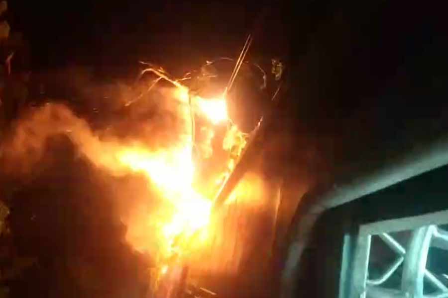 Massive fire breaks out in Sealdah to Lalgola fast passenger
