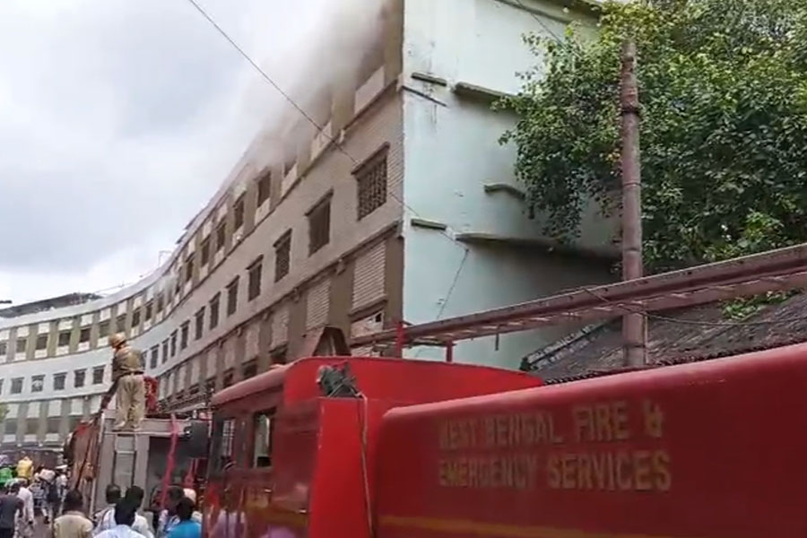 হাওড়ার মর্ডান মঙ্গলাহাটে বিধ্বংসী আগুন, কালো ধোঁয়ায় মুড়েছে এলাকা, আতঙ্কে হুড়োহুড়ি