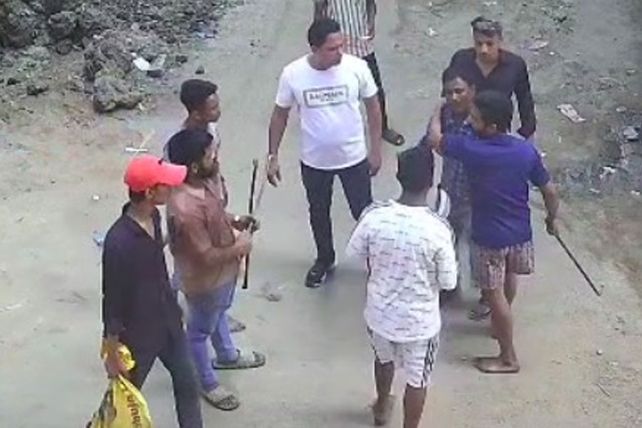 Goons allegedly attack KMC worker at Gulshan Colony
