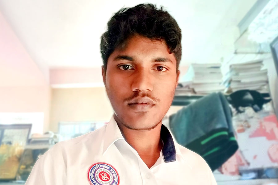 HS Result 2025: Father is a worker in Pan Borooz, Pavitra dreams of becoming a doctor