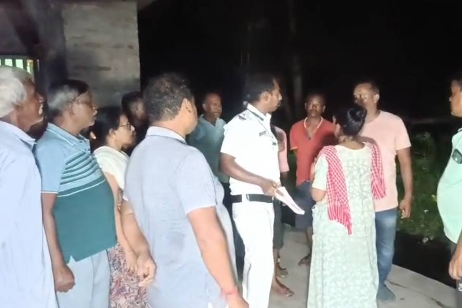 Three of a family found dead into the room at Howrah