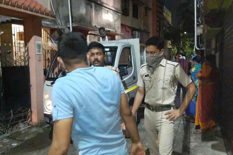 ঘরে পড়ে একাকী বৃদ্ধার পচাগলা দেহ, খুন নাকি আত্মহত্যা, ঘনাচ্ছে রহস্য