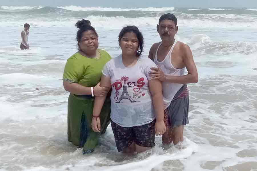 মাথার উপর ঋণের বোঝা! মানসিক অবসাদে স্ত্রী ও মেয়েকে খুন করে আত্মঘাতী প্রৌঢ়