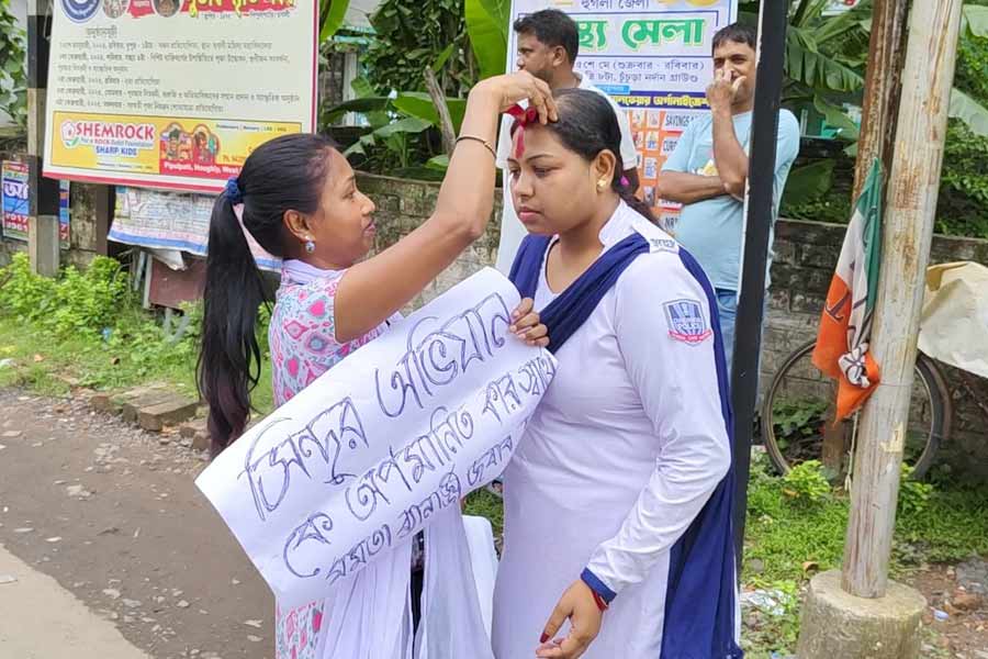 মহিলা পুলিশদের জোর করে সিঁদুরদানের অভিযোগ, বিজেপি কর্মীদের বিরুদ্ধে মামলা রুজু