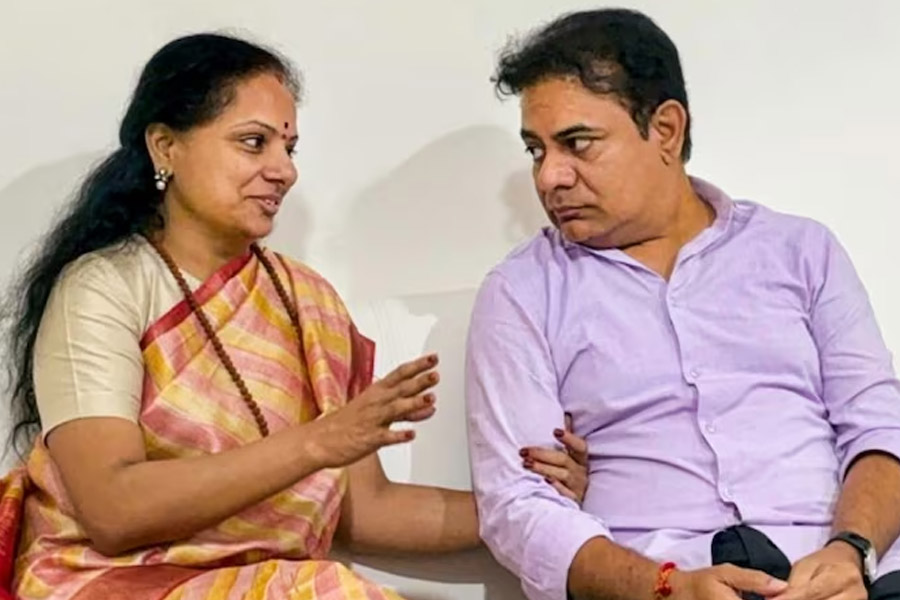 ভাইয়ের সঙ্গে বিবাদে বাবার দল থেকে সাসপেন্ড মেয়ে, তেলেঙ্গানায় তোলপাড়