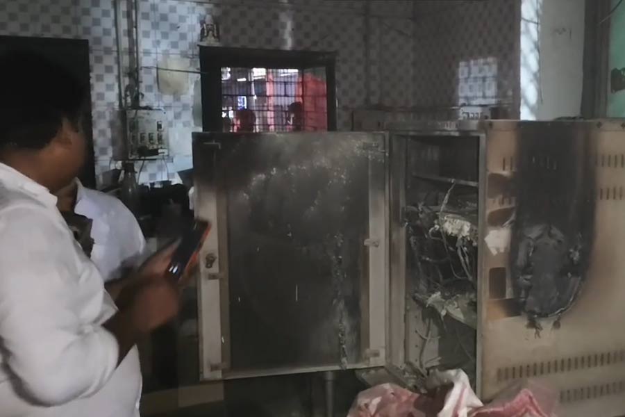 বৃষ্টিতে বিপত্তি! ভর সন্ধ্যায় কাঁকিনাড়া স্টেশনের টিকিট কাউন্টারে আগুন, ব্যাহত ট্রেন চলাচল