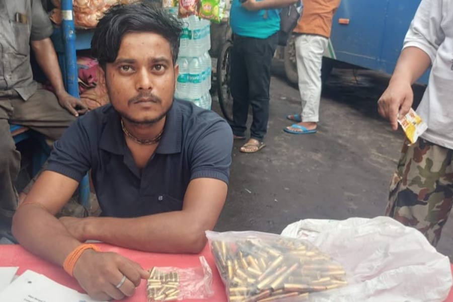 সুকান্তর সঙ্গে পোস্টারে ছবি! কার্তুজ-সহ ধৃত কেতুগ্রামের যুবকের বিজেপি যোগ স্পষ্ট
