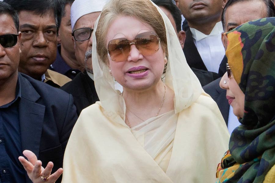 BNP Chairperson Khaleda Zia will return Dhaka from London with special air ambulance sent by Qatar