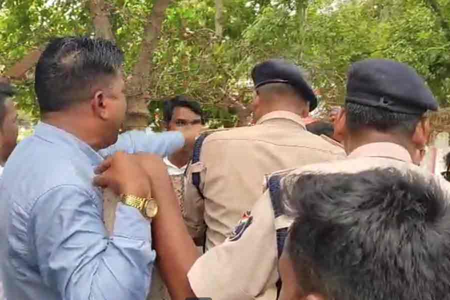 ৮০ বছর পুরনো রাস্তা আটকাল রেল! পাঁচিল ভাঙা ঘিরে উত্তেজনা খড়গপুরে, লাঠি উঁচিয়ে তাড়া পুলিশের