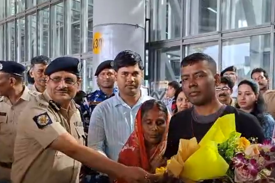 এভারেস্ট জয় করে ফিরলেন দেহরক্ষী, বিমানবন্দরে স্বাগত জানালেন কলকাতার নগরপাল