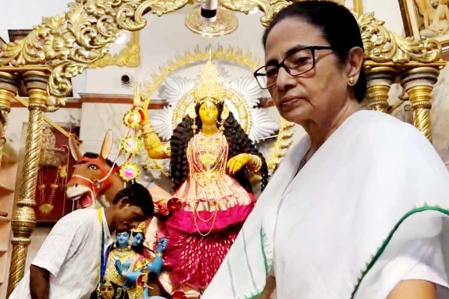 ‘সকলের কল্যাণ কোরো মা’, ভবানীপুরে শীতলা মন্দিরে পুজো দিয়ে প্রার্থনা মুখ্যমন্ত্রীর