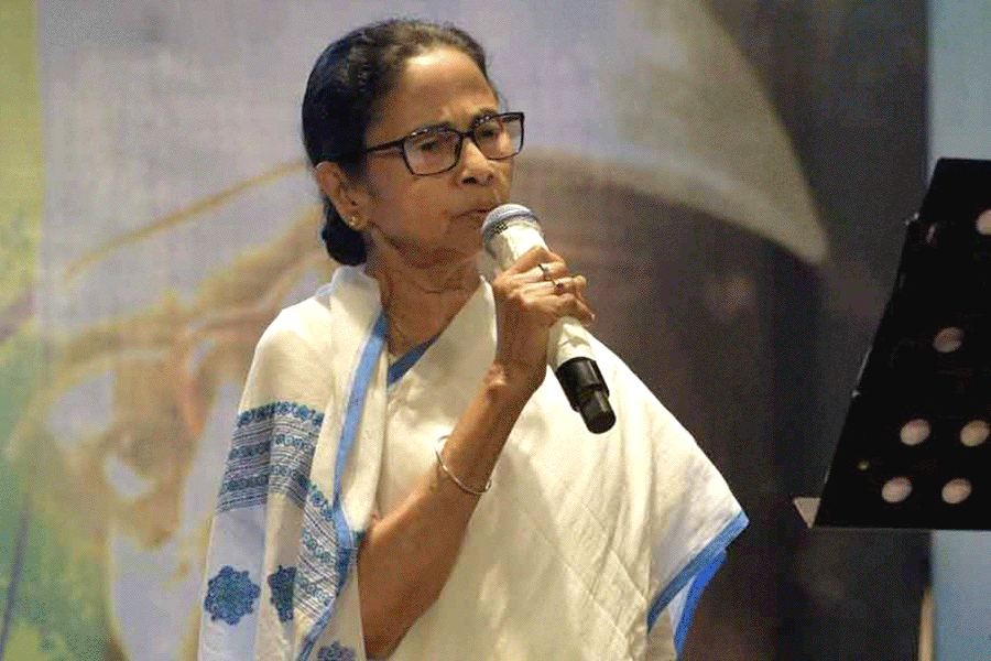 ‘ভুল সুরে গাইছ’, ইন্দ্রনীলকে থামিয়ে নজরুল গীতি গাইলেন মমতা