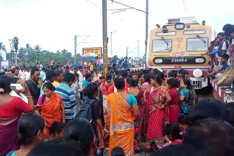 মহিলা কামরা বাড়ানোর দাবিতে রেল অবরোধ, শিয়ালদহ দক্ষিণ শাখায় ব্যাহত ট্রেন চলাচল