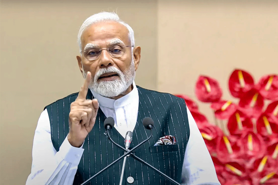 ভারত-পাক সংঘর্ষবিরতিতে তৃতীয় পক্ষের অস্তিত্ব নেই, ‘বন্ধু’ ট্রাম্পের দাবি ওড়ালেন মোদিও