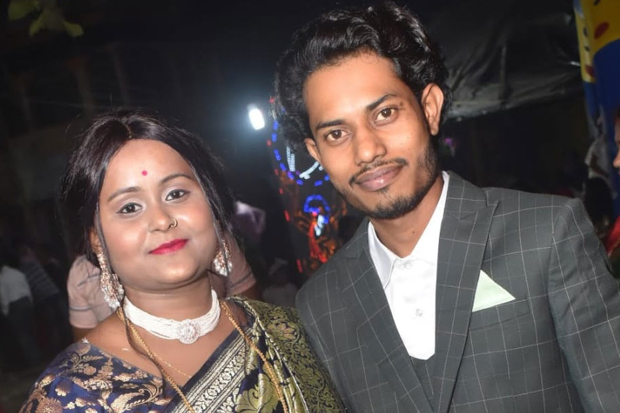 Howrah youth Sagar Barik will decorates his house with died wife's picture