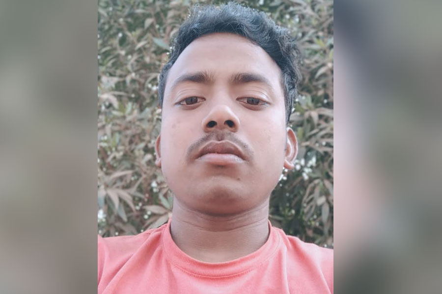 কামরা থেকে নেমে ছবি তুলতে যাওয়াই কাল! চলন্ত ট্রেনে উঠতে গিয়ে ছিটকে পড়েন যুবক, উদ্ধার পচাগলা দেহ