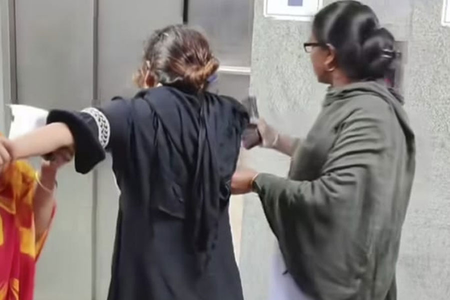 Woman started dharna seeking marriage, was beaten in Murshidabad