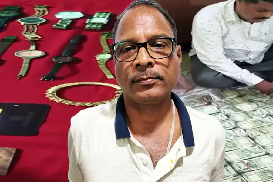 ফান্দে পড়িয়া বগা..! ভিজিল্যান্সের হানায় জানালা দিয়ে রাশি রাশি ৫০০-র বান্ডিল ছুড়লেন ইঞ্জিনিয়ার